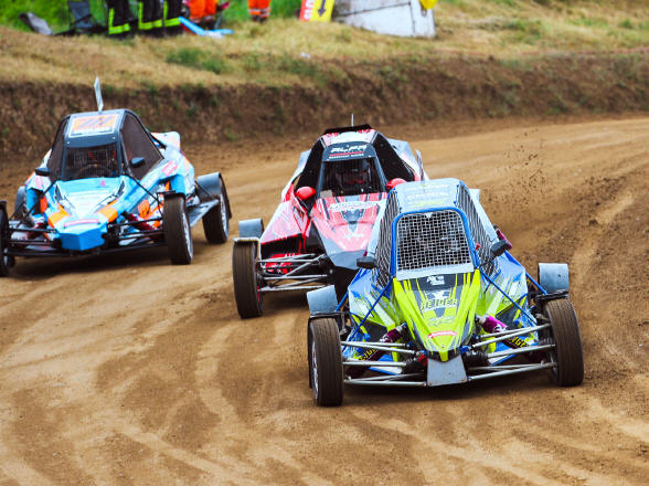 Autocross-Buggys im Zweikampf