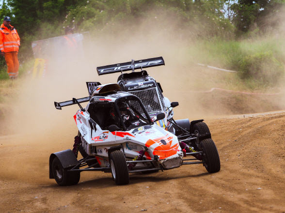 Autocross-Buggy im Staub