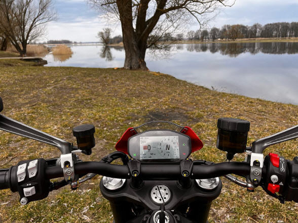 Blick über den Lenker auf einen See