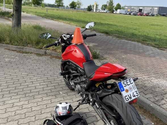 Ducati Monster auf dem Übungsplatz