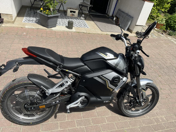 Schwarzes Ausbildungsmotorrad