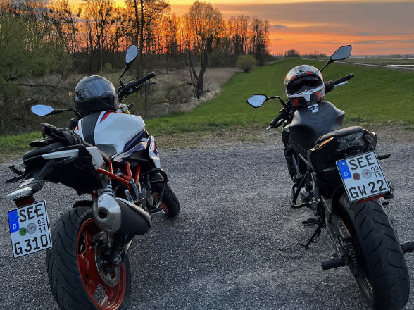 Zwei Motorräder im Abendlicht