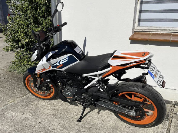 Motorrad vor der Fahrschule